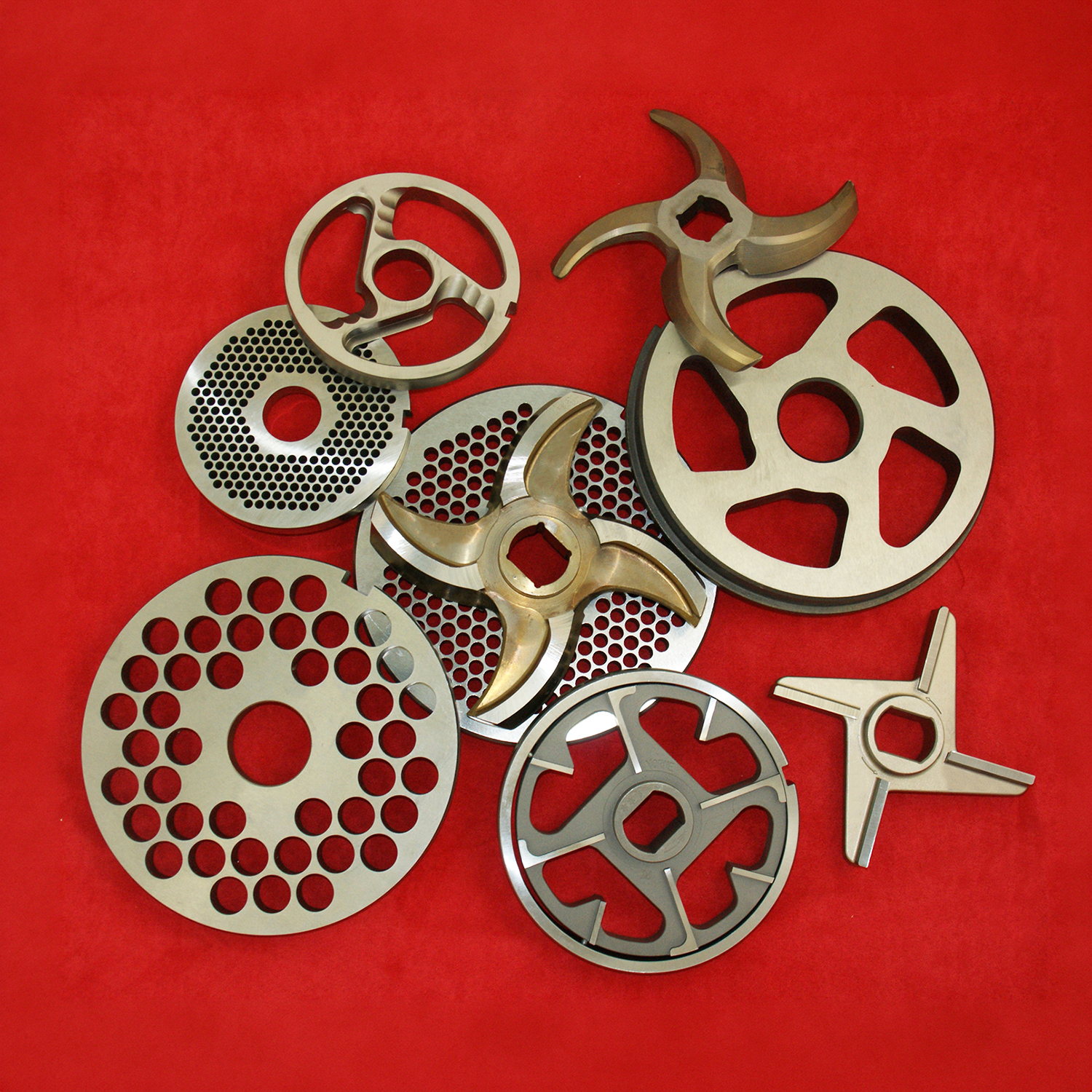 pèle mêle avec différents couteaux et grilles de broyeurs