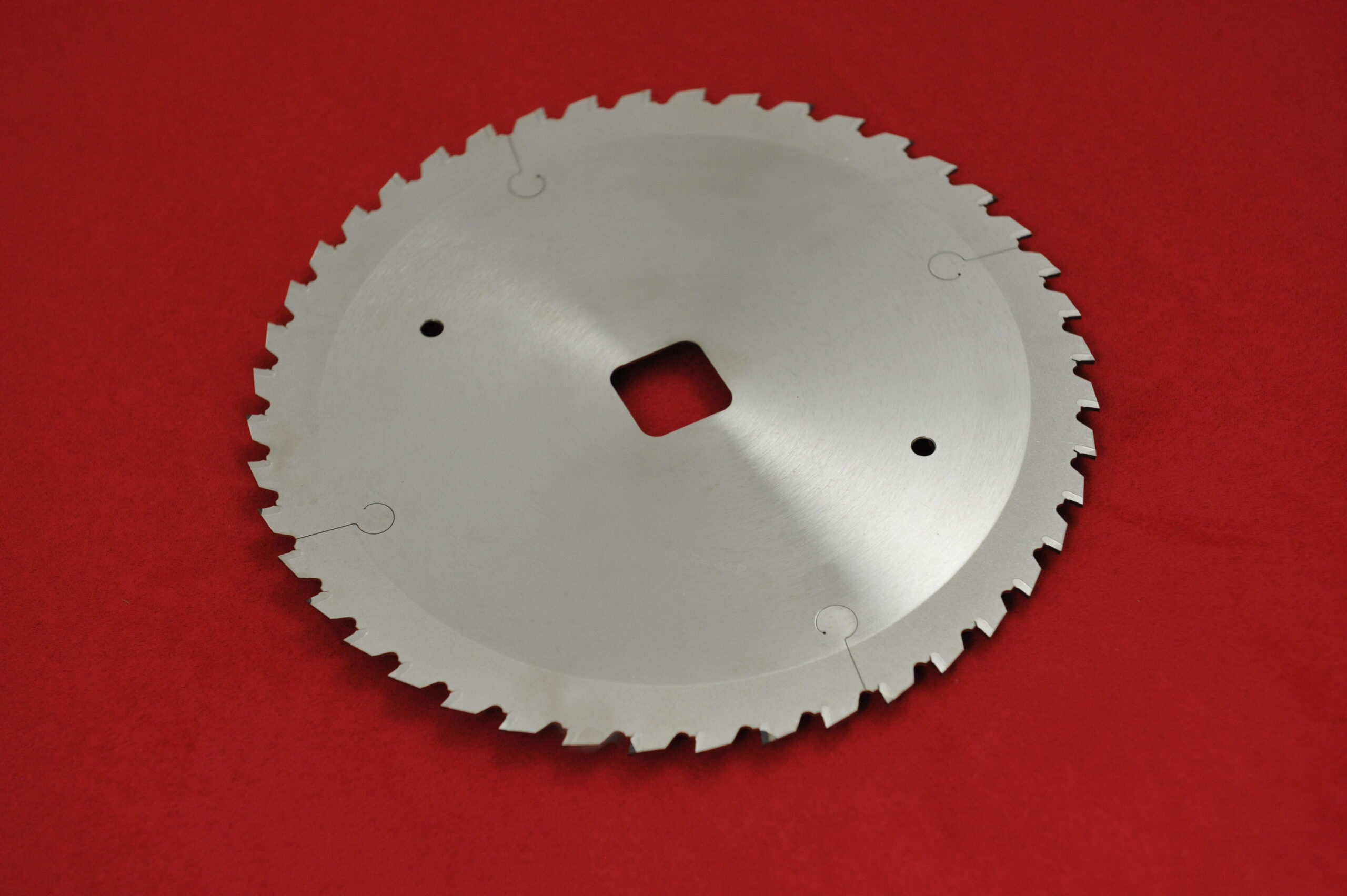 Lame carbure avec échancrures et trou central carré