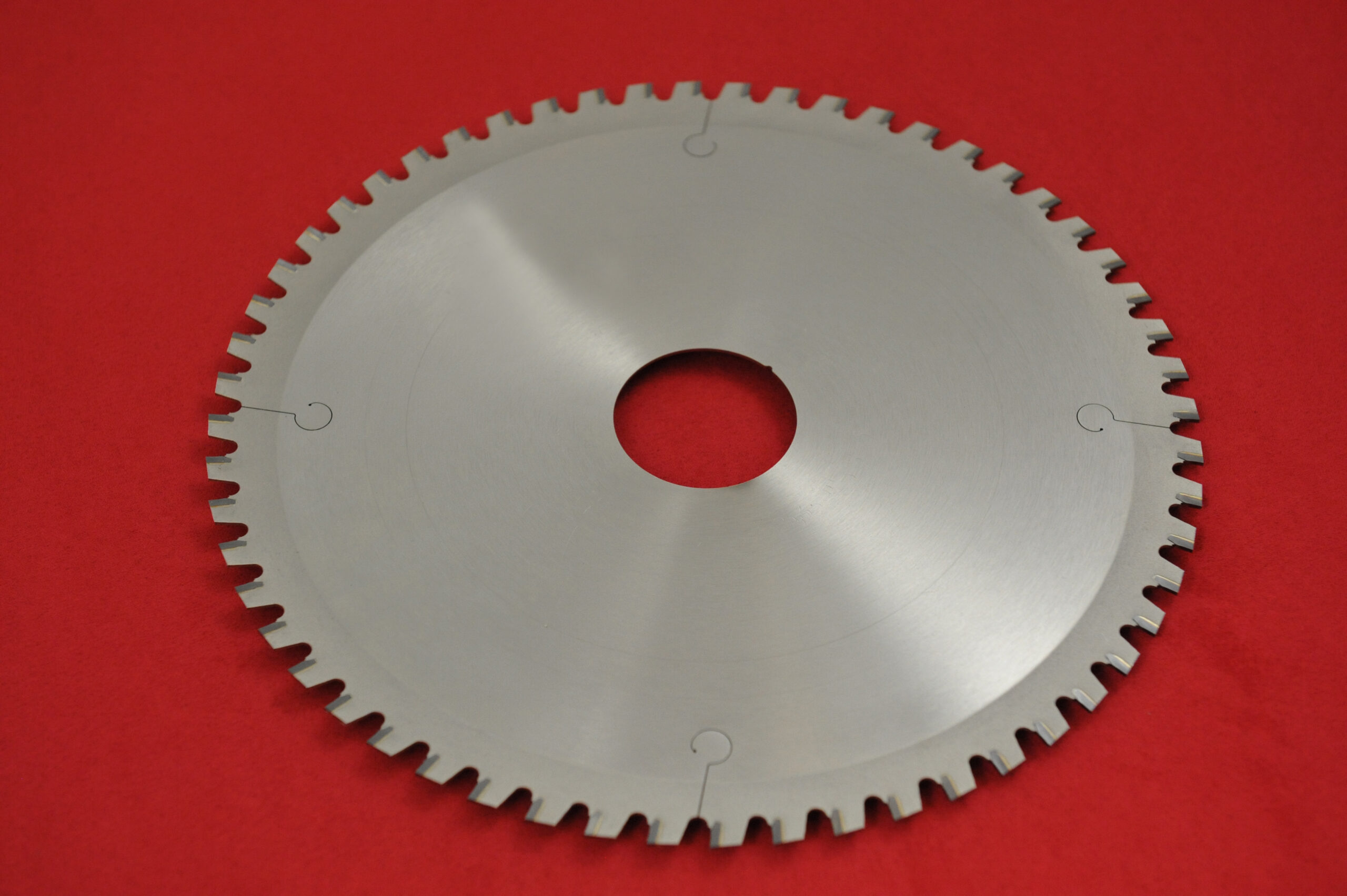 Lame carbure avec échancrures