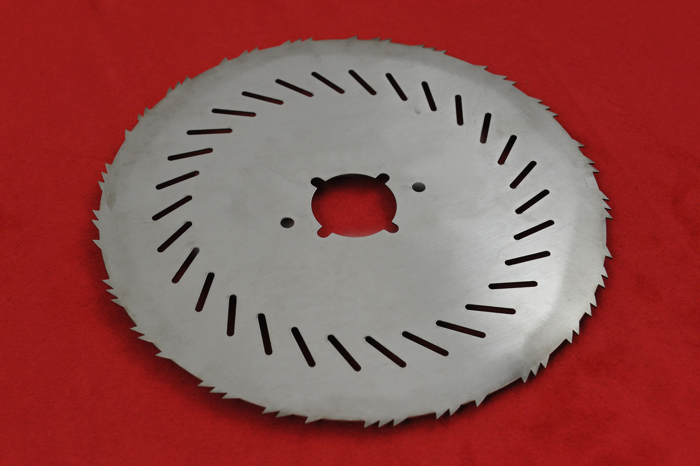 Scie circulaire avec pas de denture différents