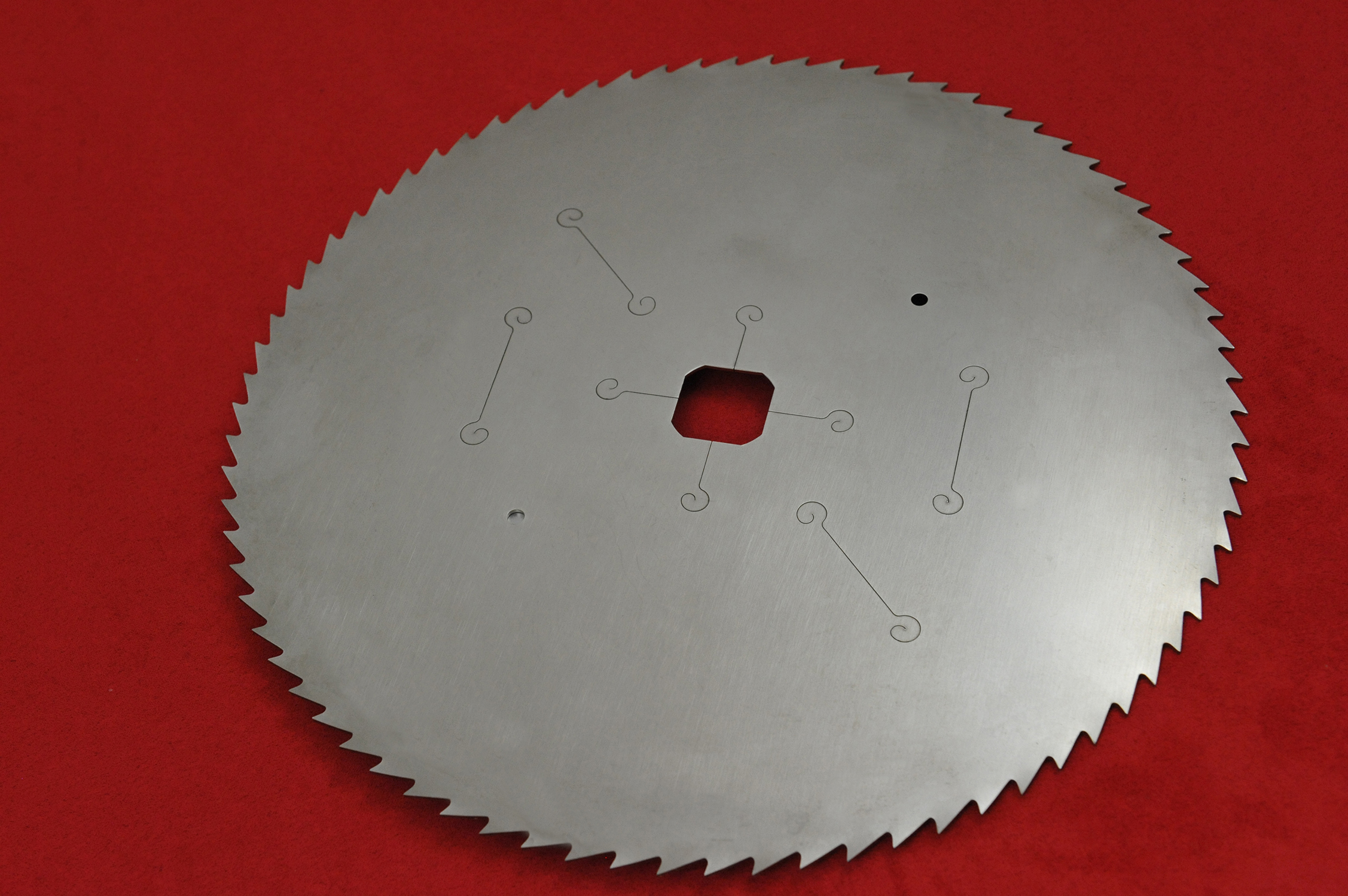 Scie circulaire avec encoche de dilatation